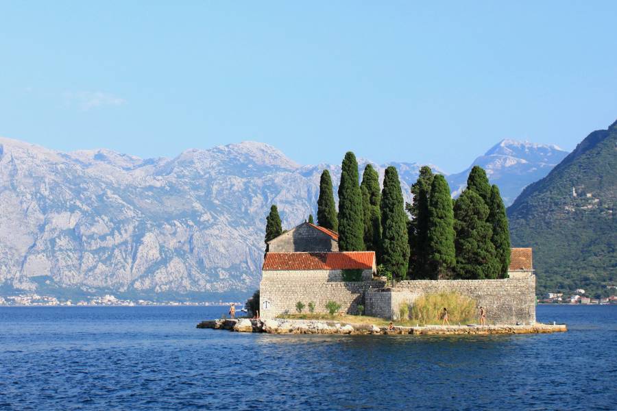 Kloster in einer Bucht